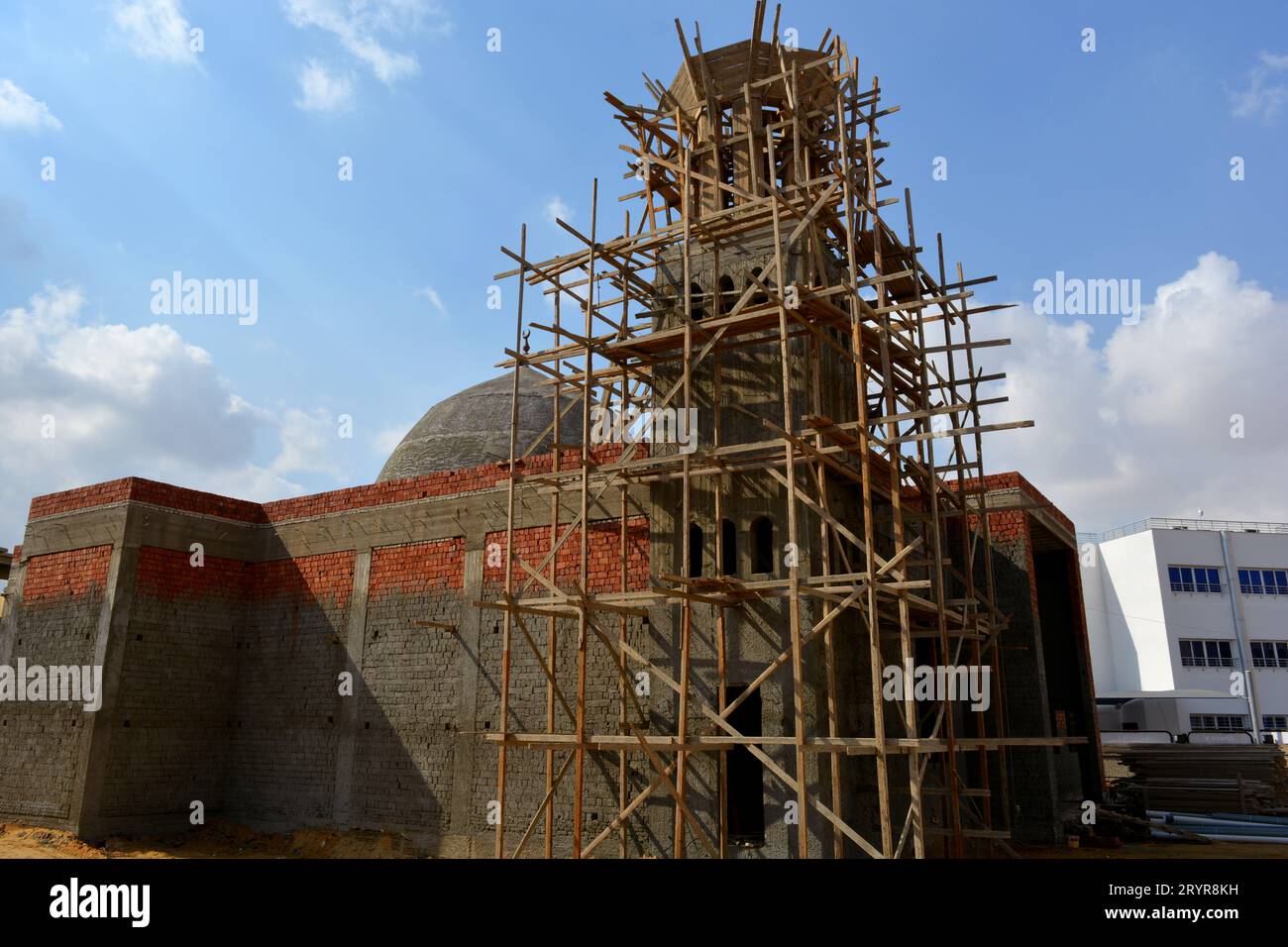 Une nouvelle mosquée en construction, la construction d'une nouvelle grande mosquée Masjid au Caire, en Egypte, avec un grand dôme et un minaret haut, échafaudages en bois, mosquées sont p Banque D'Images
