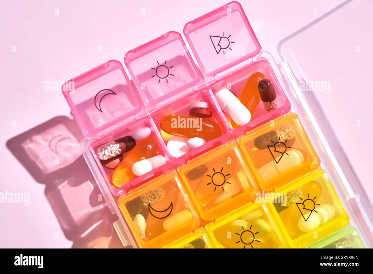 Boîte à pilules lumineuse avec différentes pilules et vitamines. Banque D'Images