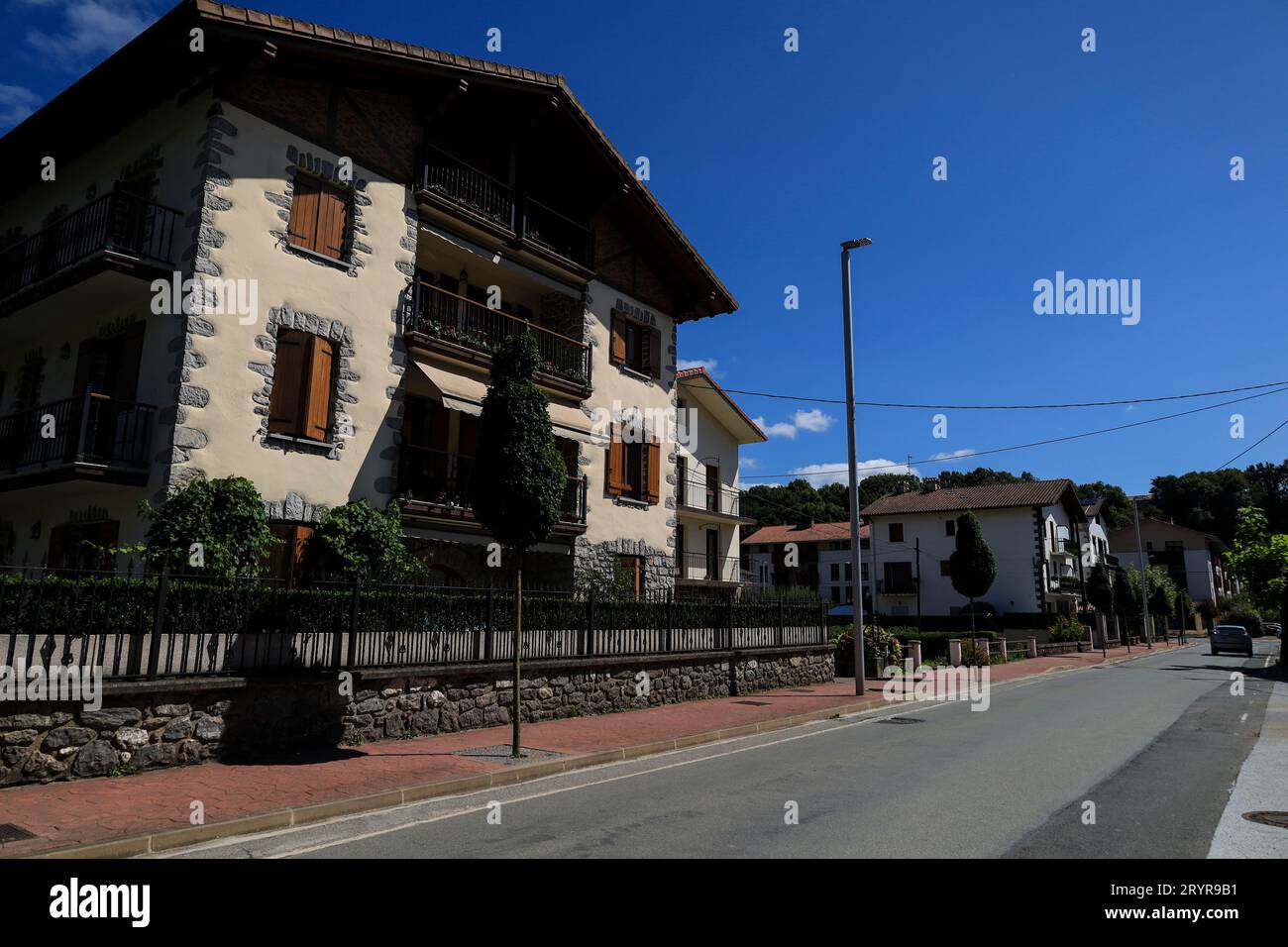 Bera, Navarre, Espagne- 13 août 2023 : Maisons traditionnelles à colombages à Bera, un petit village d'Espagne près de la frontière française Banque D'Images