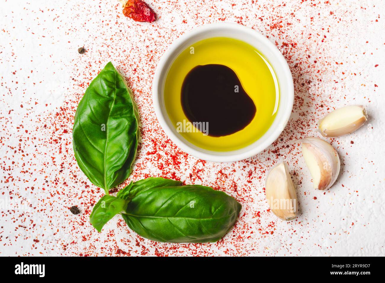 Huile d'olive et épices sur un fond blanc closeup Banque D'Images