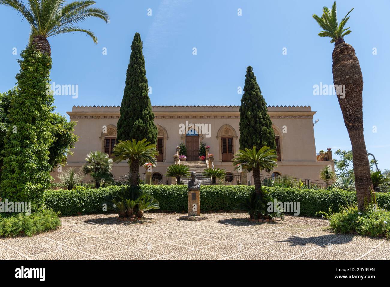 Un bâtiment blanc pittoresque se dresse au centre d'un jardin bien entretenu Banque D'Images