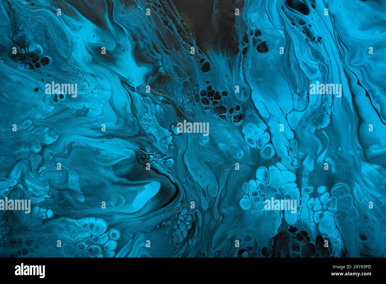 Fluide Art.. Vague abstraite bleue tourbillonne sur fond noir. Fond ou texture effet marbre Banque D'Images