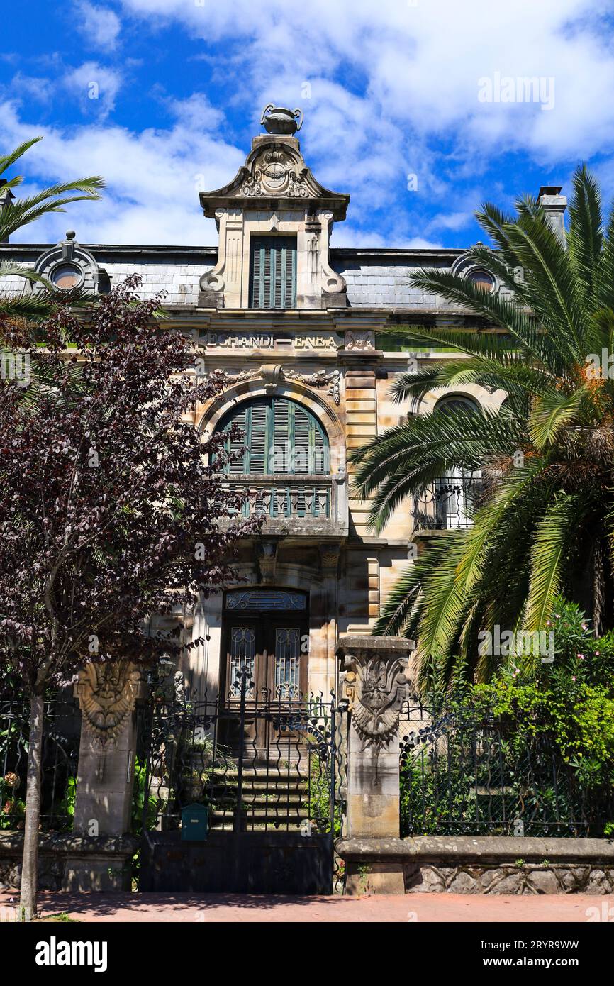 Bera, Navarre, Espagne- 13 août 2023 : majestueuse maison ancienne avec beau jardin dans la vieille ville de Bera Banque D'Images