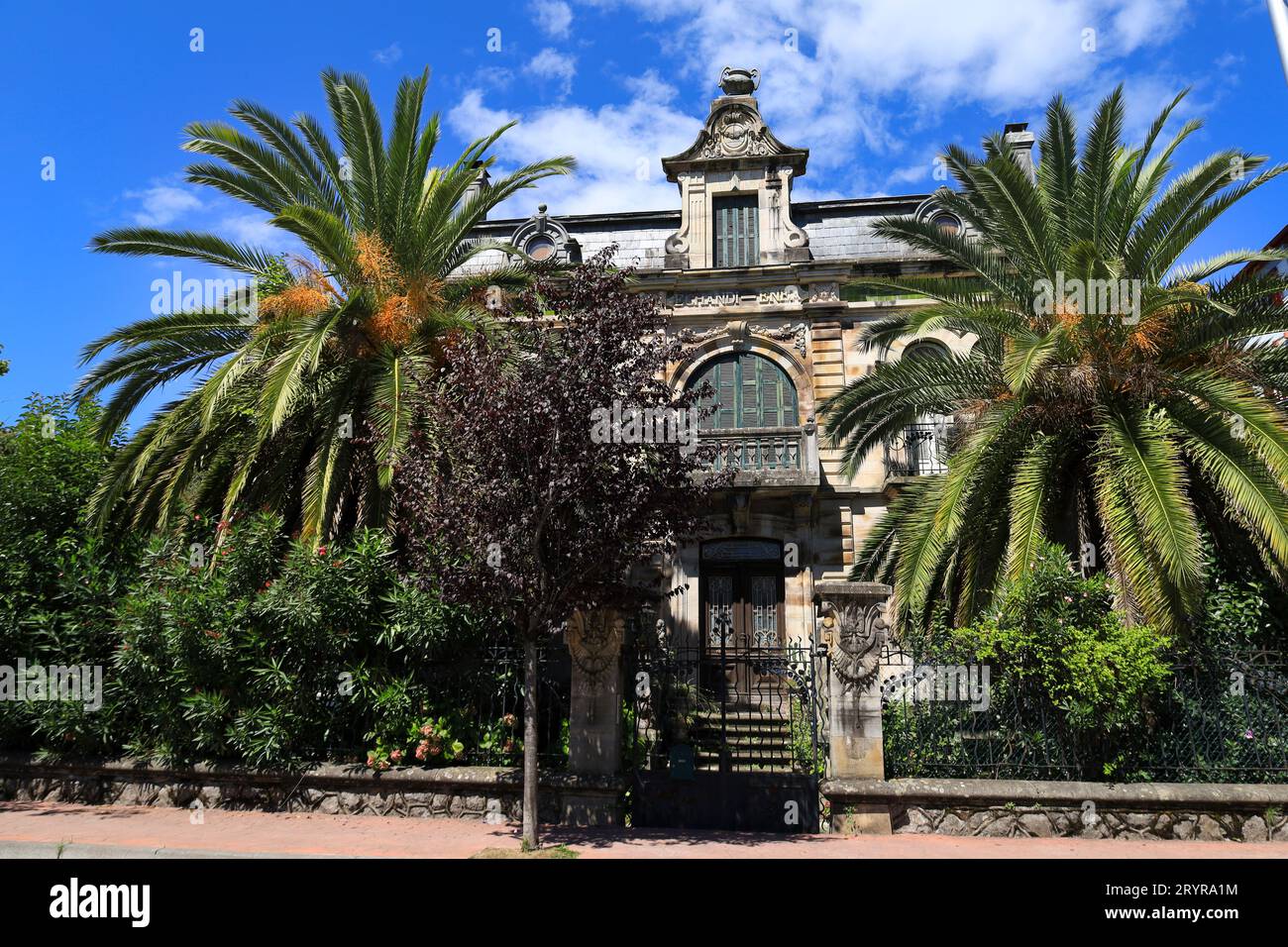 Bera, Navarre, Espagne- 13 août 2023 : majestueuse maison ancienne avec beau jardin dans la vieille ville de Bera Banque D'Images