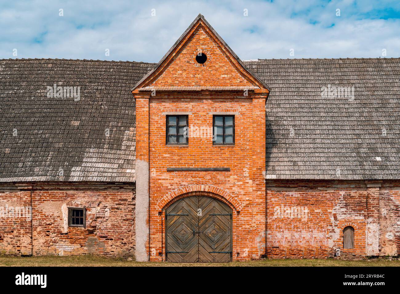 Ancien bâtiment abandonné fait de briques rouges Banque D'Images