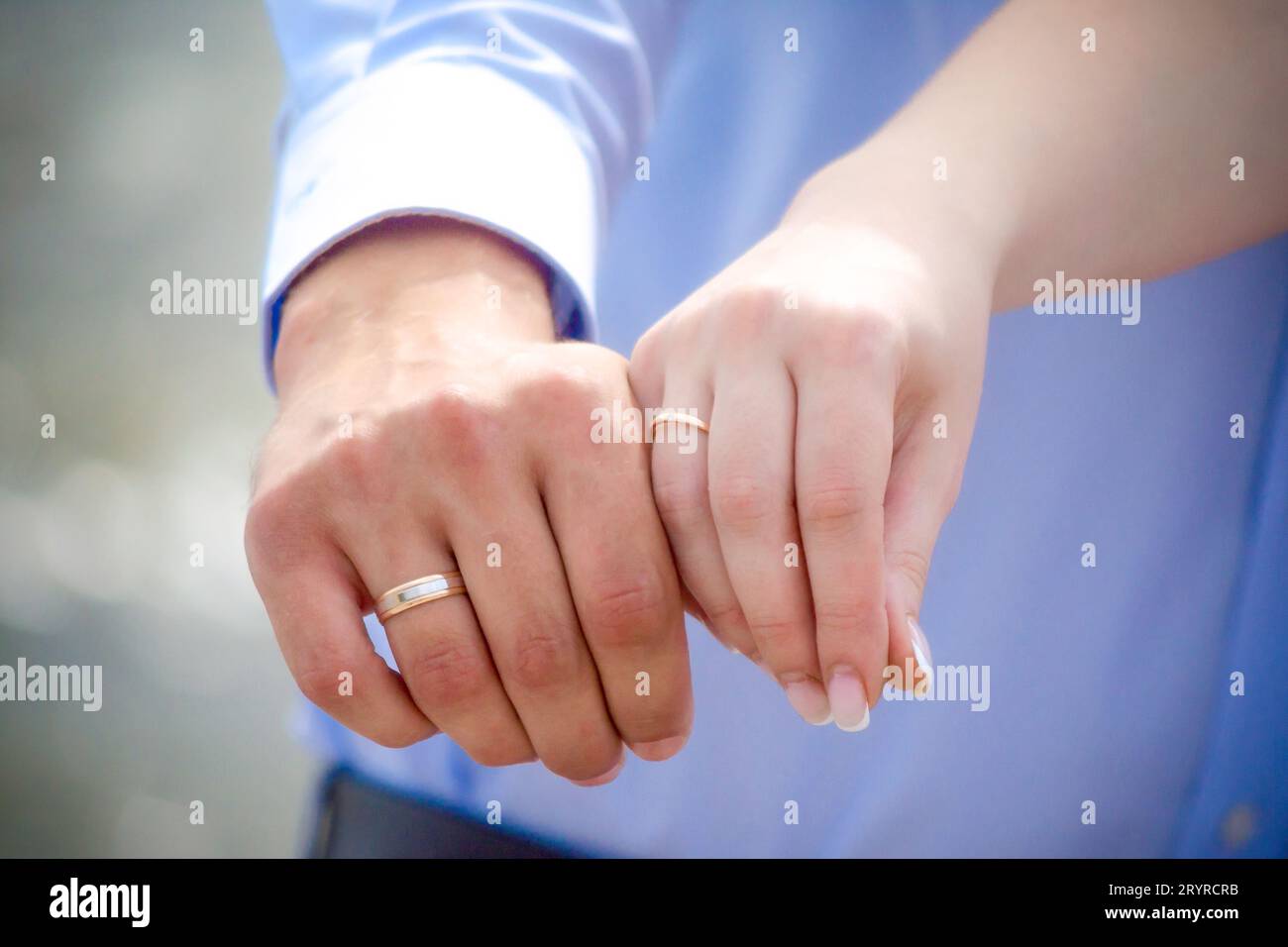 Mains de l'homme et de la femme mariés avec des anneaux Banque D'Images