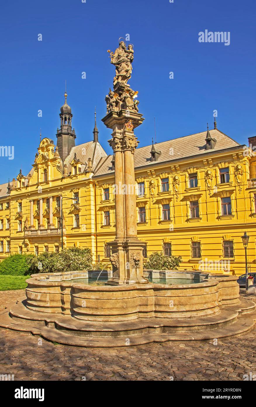 Fontaine avec une statue de St Joseph à Charle sqare à Prague.République tchèque Banque D'Images