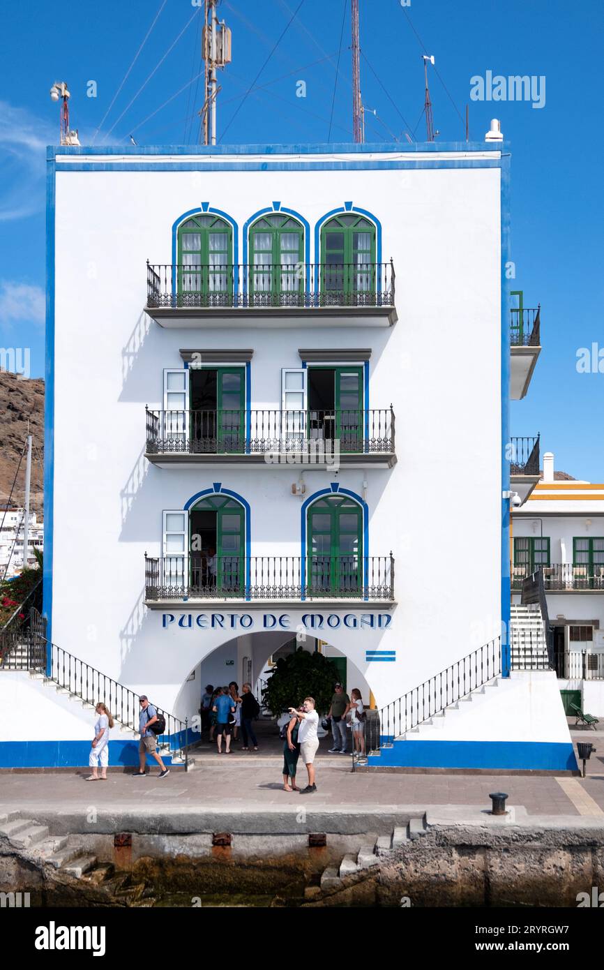 Une image de la marina à Puerto de Mogan Gran Canaria Espagne. Les touristes sont montrés prendre un selfie à l'extérieur d'un bâtiment avec le nom de la ville sur son mur Banque D'Images