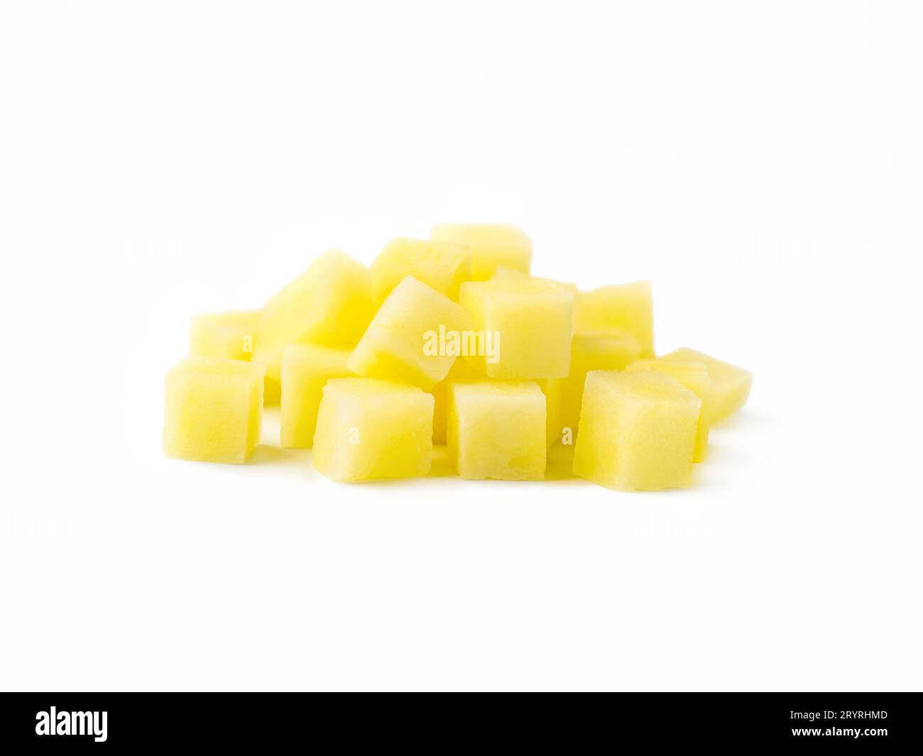 Tas de pommes de terre crues coupées en dés isolées sur fond blanc Banque D'Images