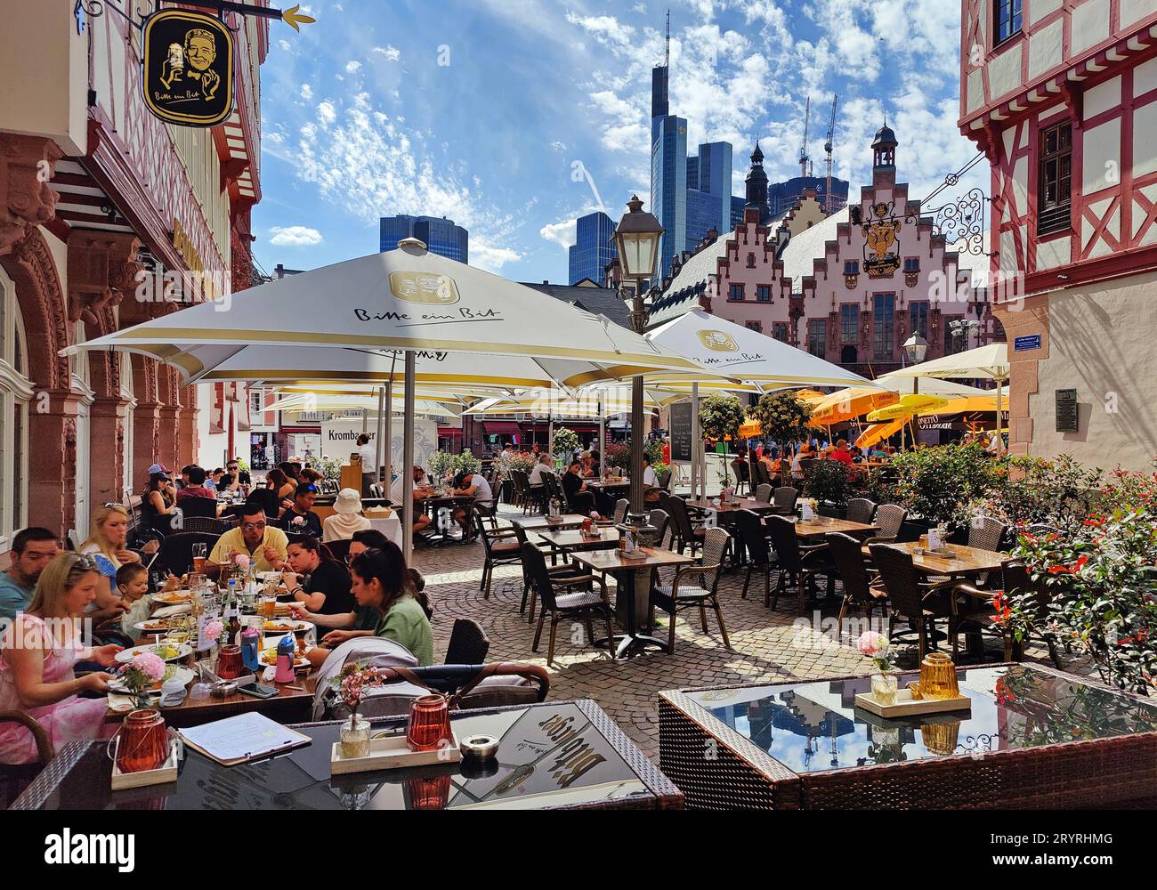 Les gens dans la gastronomie de plein air avec l'Hôtel de ville et Commerzbank, Francfort-sur-le-main, Allemagne, Europe Banque D'Images