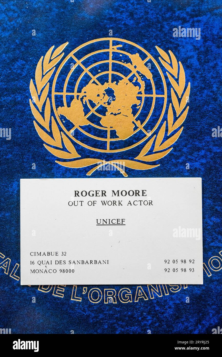 Londres, Royaume-Uni. 2 octobre 2023. Sa carte de visite UNICEF (avec description de poste - acteur sans travail) dans le cadre d'un lot de récompenses UNICEF, est £800-1200 - Sir Roger Moore : The Personal Collection at Bonhams New Bond Street, Londres. Le 4 octobre, 180 lots seront mis aux enchères, marquant le 50e anniversaire de sa première apparition en tant que 007. Crédit : Guy Bell/Alamy Live News Banque D'Images