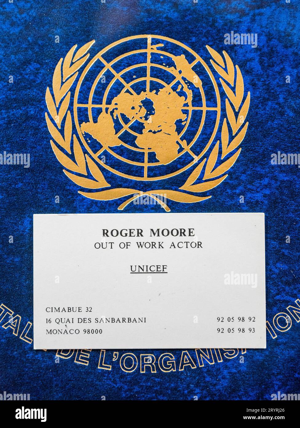 Londres, Royaume-Uni. 2 octobre 2023. Sa carte de visite UNICEF (avec description de poste - acteur sans travail) dans le cadre d'un lot de récompenses UNICEF, est £800-1200 - Sir Roger Moore : The Personal Collection at Bonhams New Bond Street, Londres. Le 4 octobre, 180 lots seront mis aux enchères, marquant le 50e anniversaire de sa première apparition en tant que 007. Crédit : Guy Bell/Alamy Live News Banque D'Images