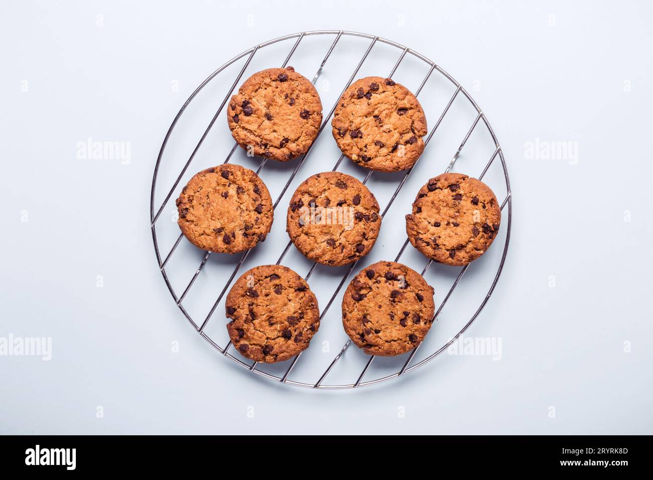 Biscuits aux pépites de chocolat d'avoine sur une grille ronde pour le refroidissement. Banque D'Images