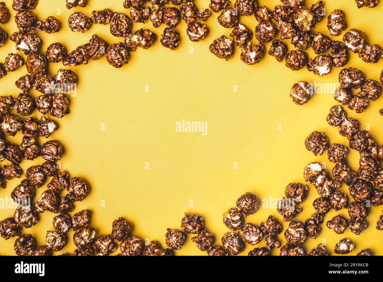 Cadre de pop-corn au chocolat sur fond jaune Banque D'Images