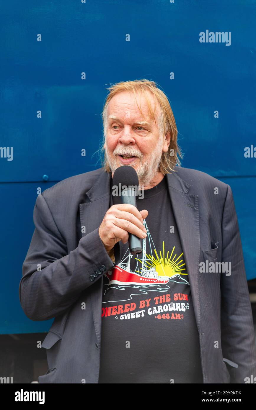 Rick Wakeman au Mangapps Railway Museum près de Burnham on Crouch, Essex, Royaume-Uni. Porter le T-shirt radio Caroline, s'adresser au public Banque D'Images