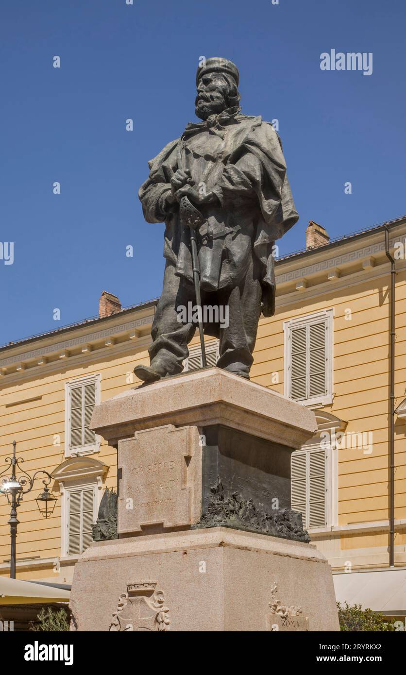 Monument à Giuseppe Garibaldi devant le Palazzo del Governatore sur la place Giuseppe Garibaldi à Parme. Italie Banque D'Images