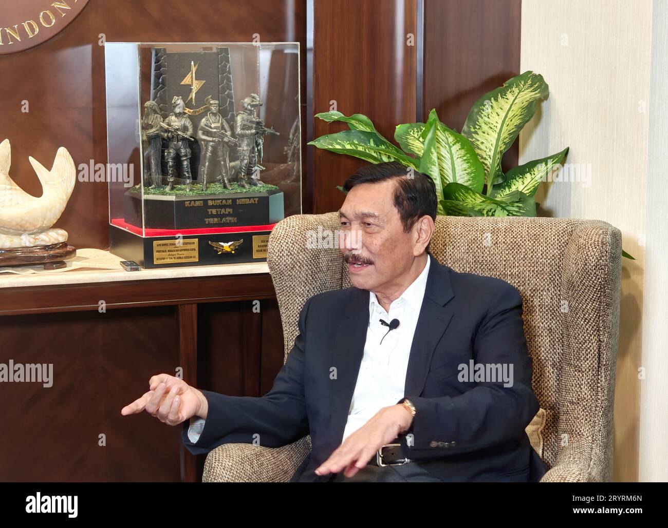 (231002) -- JAKARTA, 2 octobre 2023 (Xinhua) -- le ministre indonésien chargé de la coordination des affaires maritimes et de l'investissement, Luhut Binsar Pandjaitan, s'exprime dans une interview exclusive avec Xinhua à Jakarta, Indonésie, le 18 août 2023. L'Indonésie et la Chine ont coopéré étroitement ces dernières années pour parvenir à une situation gagnant-gagnant, a déclaré Pandjaitan. POUR ALLER AVEC 'Interview : la coopération avec la Chine significative pour le développement de l'Indonésie, dit le ministre' (Xinhua/Xu Qin) Banque D'Images