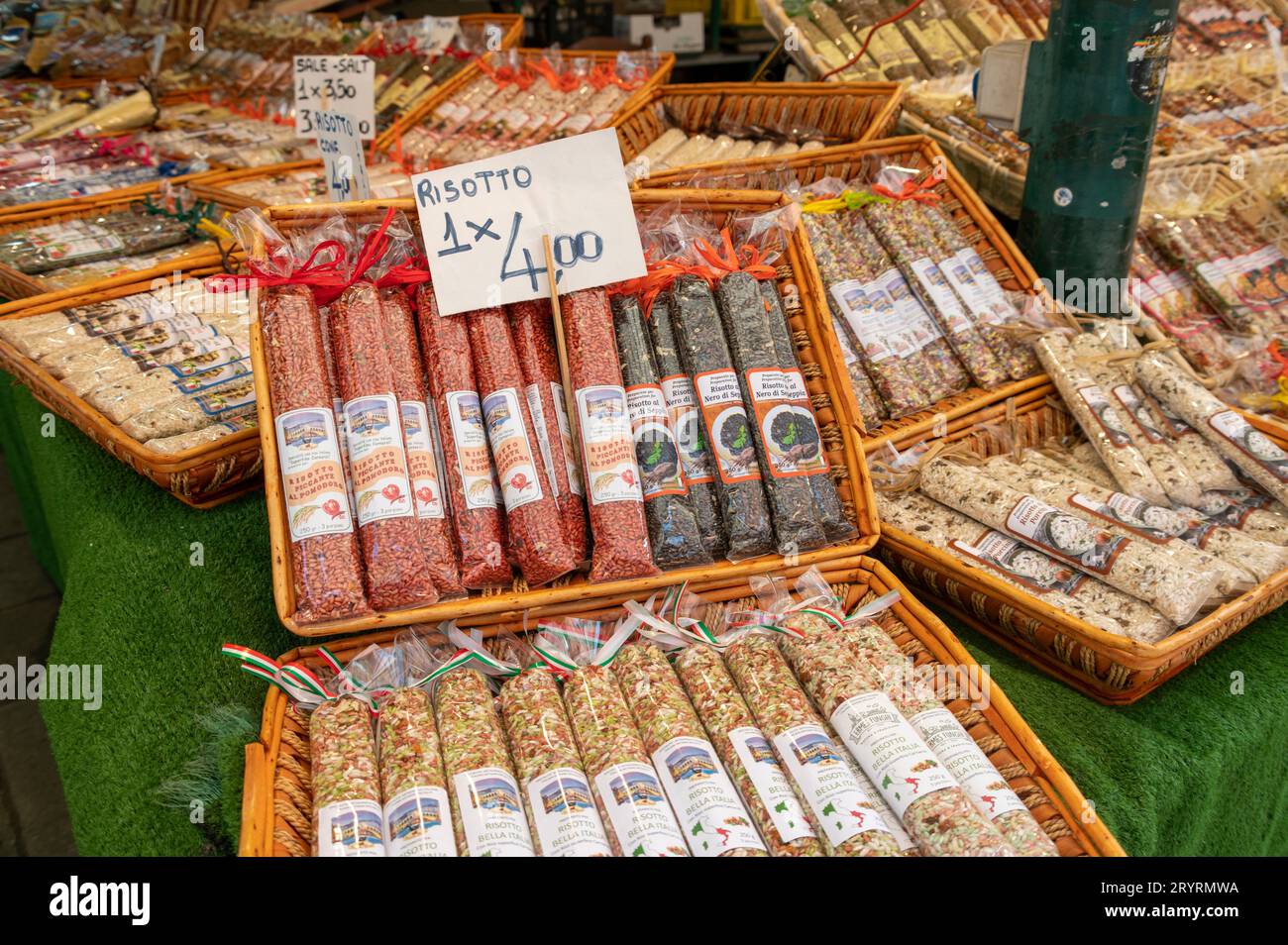 Sachets de saveurs de spaghetti mélangées séchées dans une épicerie fine près du marché aux poissons du Rialto, Peschiera Fratelli Da Vio à Venise dans la région de Veneto Banque D'Images
