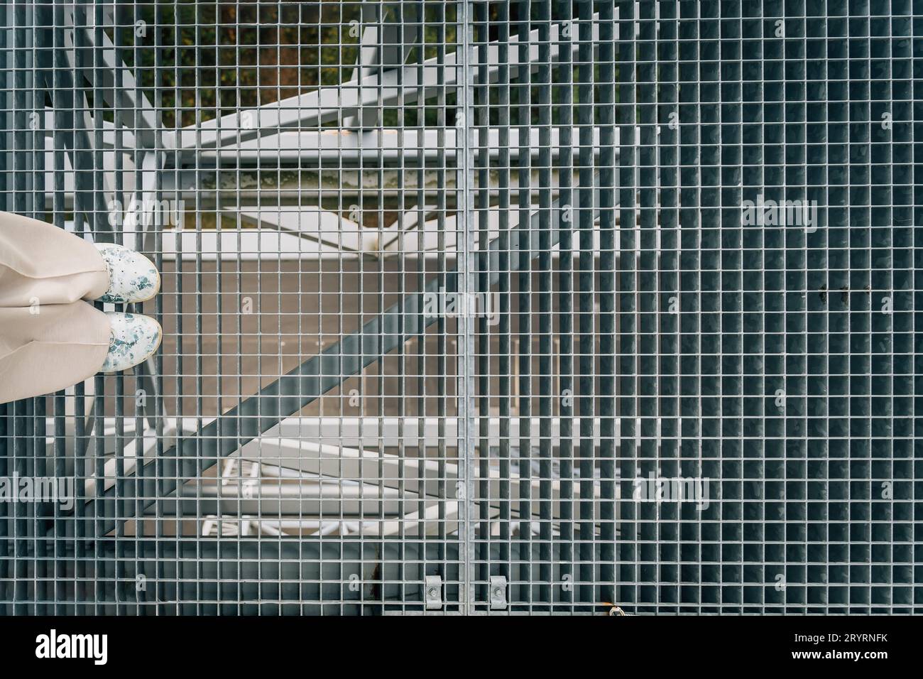 Marcher dans les airs : jambes et pieds sur la terrasse d'observation en maille suspendue Banque D'Images