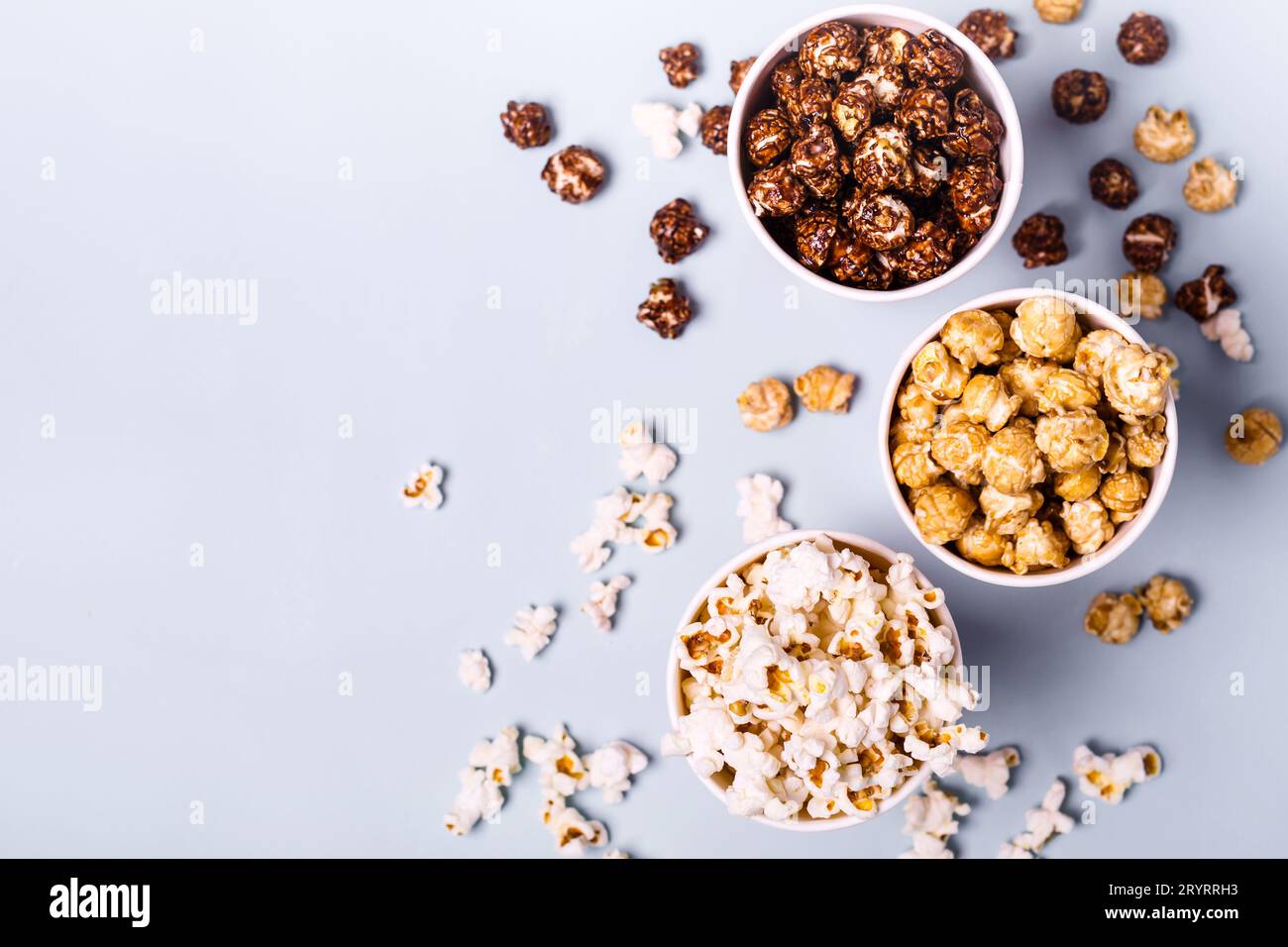 Pop-corn sucré et salé sur fond bleu Banque D'Images