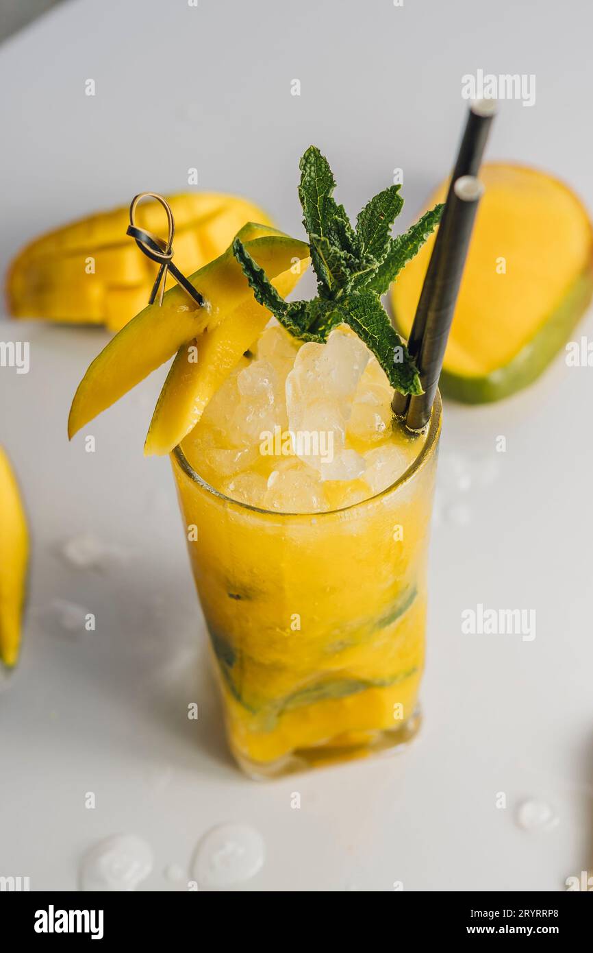 Mango Mojito décoré avec des fruits Banque D'Images