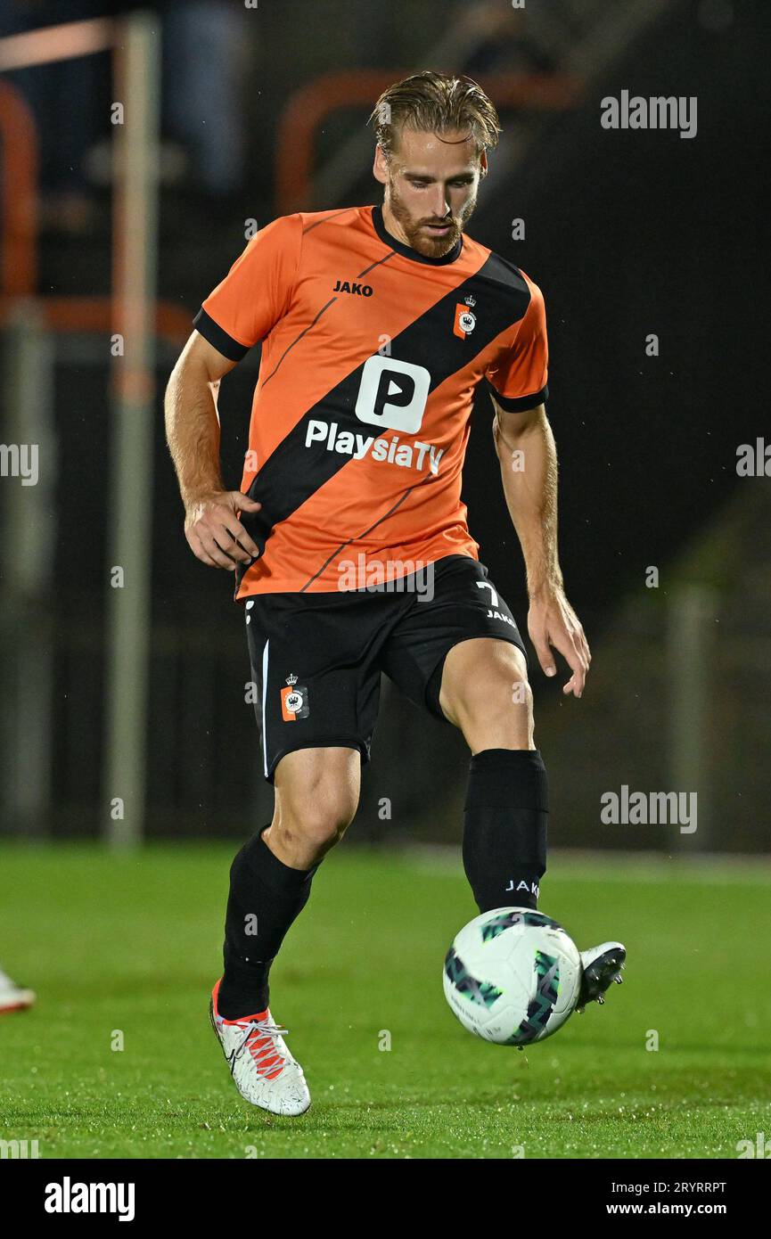 Alessio Staelens (7 ans) de KMSK Deinze photographié lors d'un match de football entre KMSK Deinze et Waasland SK Beveren lors de la 7 ème journée de la saison Challenger Pro League 2023-2024 , le lundi 29 septembre 2023 à Deinze , Belgique . PHOTO SPORTPIX | David Catry Banque D'Images