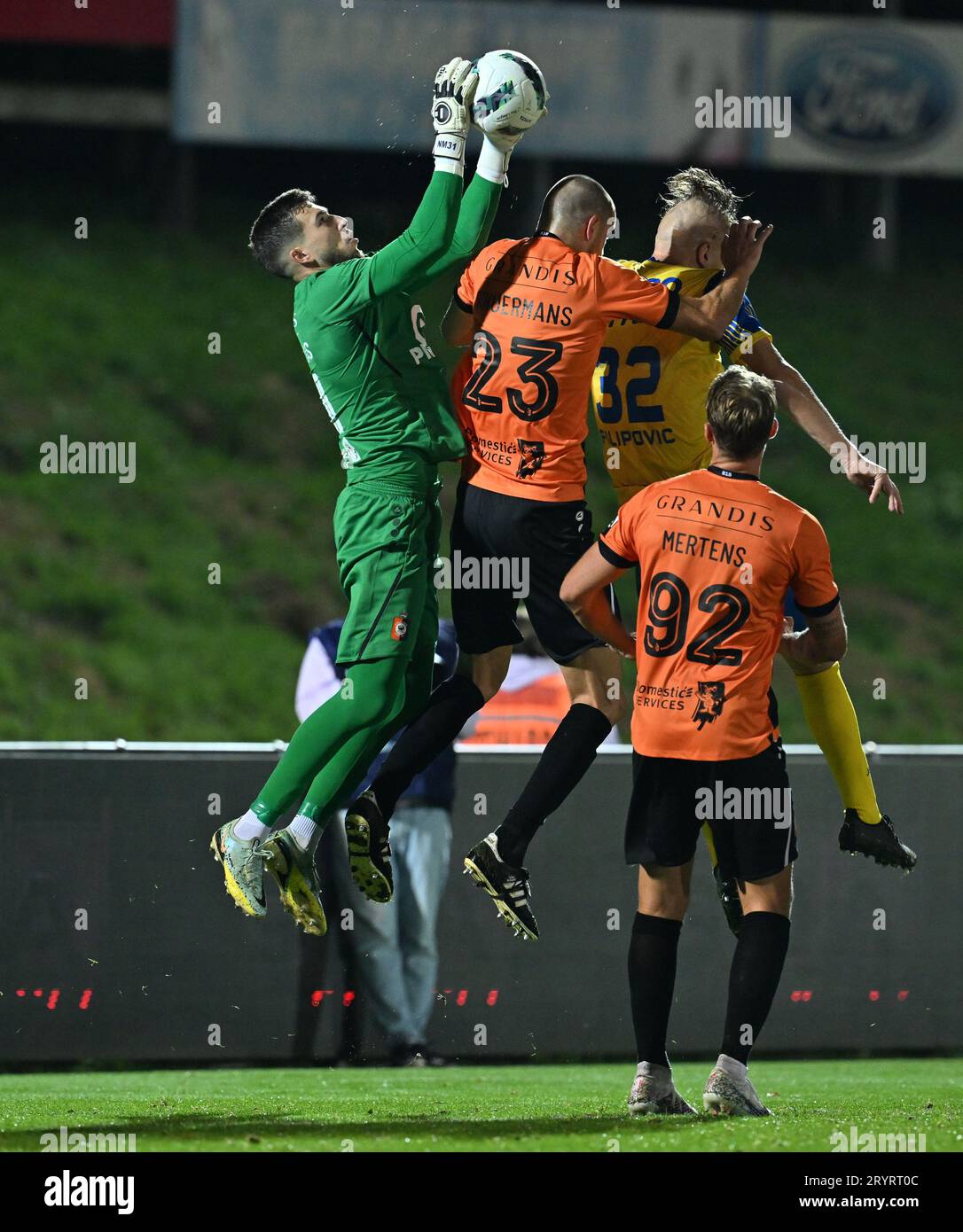 Le gardien de but Nacho Miras (31) de KMSK Deinze photographié combattant pour le ballon avec Kenneth Schuermans (23) de KMSK Deinze et Jakov Filipovic (32) de SK Beveren lors d'un match de soccer entre KMSK Deinze et Waasland SK Beveren lors de la 7 e journée de la saison Challenger Pro League 2023-2024 , le lundi 29 septembre 2023 à Deinze , Belgique . PHOTO SPORTPIX | David Catry Banque D'Images