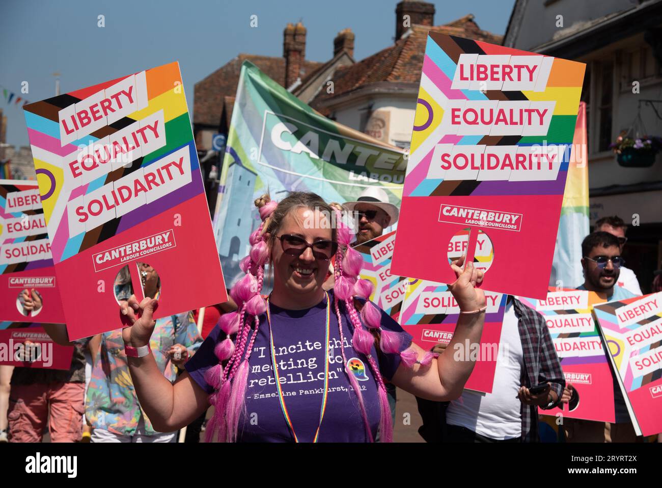 Des gens et des supporters défilent à la parade de la fierté à la ville de Canterbury dans le Kent au Royaume-Uni Banque D'Images