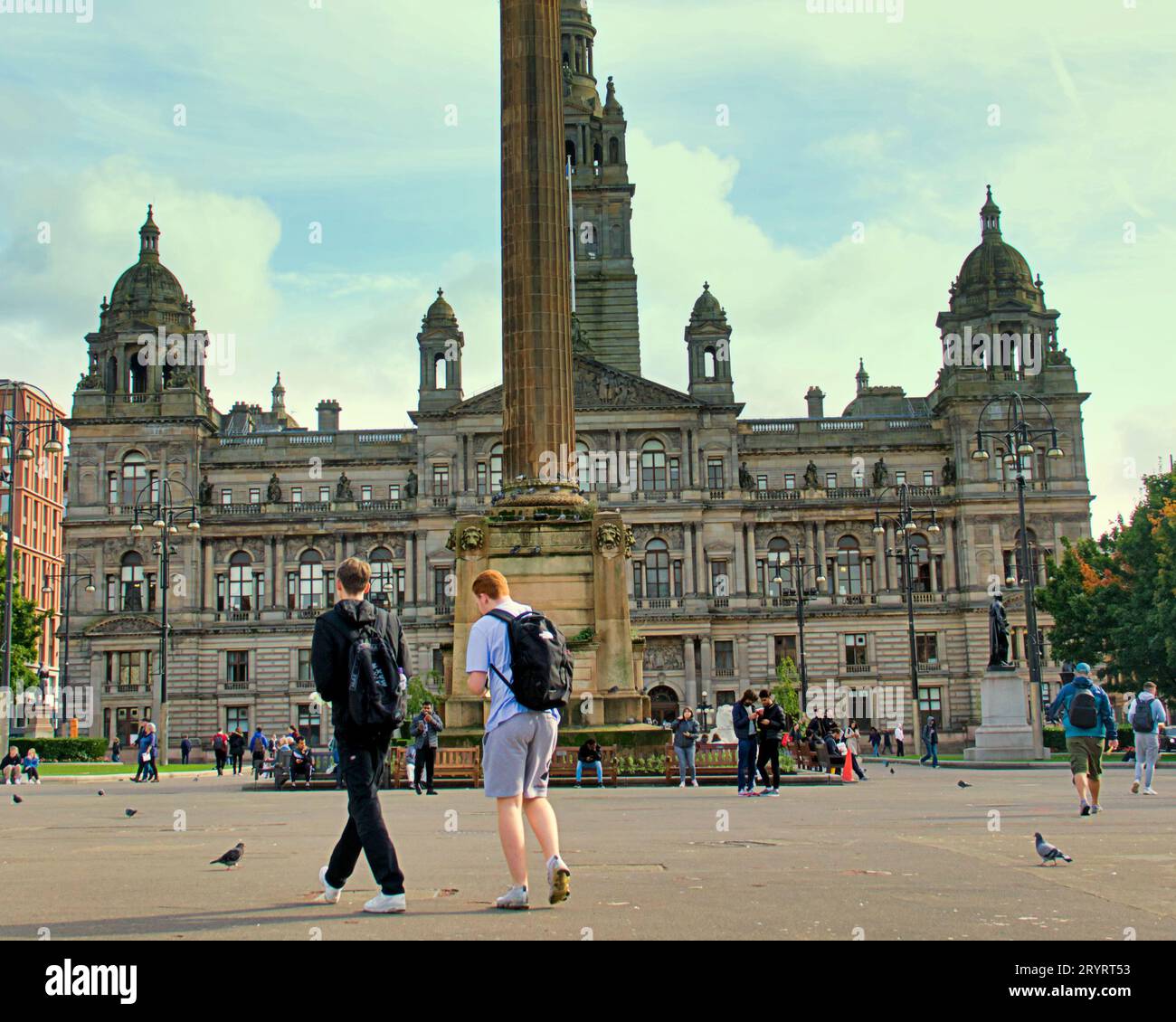Glasgow, Écosse, Royaume-Uni. 2 octobre 2023. UK Météo : George Square au coeur de la ville. Journée ensoleillée a vu les habitants et les touristes dehors et autour dans la ville. Crédit Gerard Ferry/Alamy Live News Banque D'Images