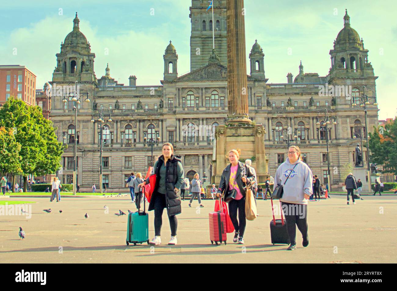 Glasgow, Écosse, Royaume-Uni. 2 octobre 2023. UK Météo : George Square au coeur de la ville. Journée ensoleillée a vu les habitants et les touristes dehors et autour dans la ville. Crédit Gerard Ferry/Alamy Live News Banque D'Images