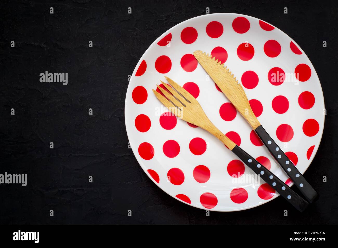 Réglage de table avec un couteau en bambou, fourchette et assiette avec pois Banque D'Images