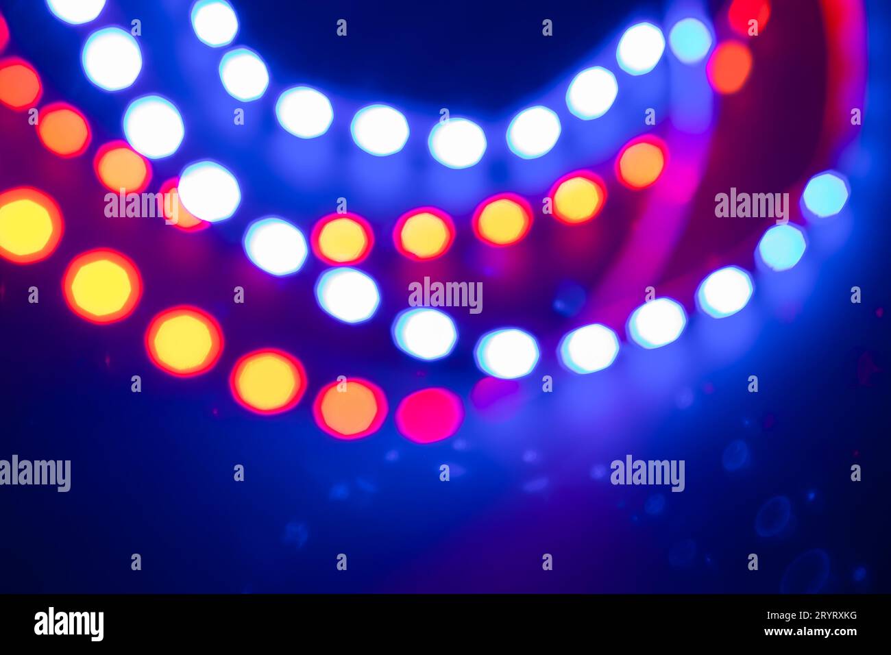 Lumières et reflets bokeh rouge bleu abstrait. Fond festif de couleurs des années 80 Banque D'Images