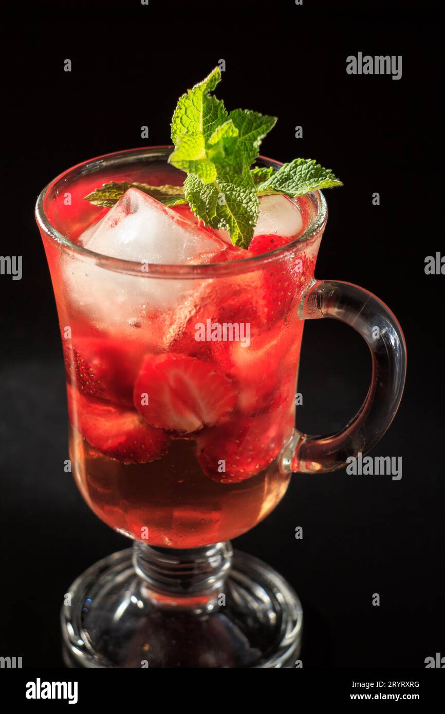 Limonade gazeuse avec tranches de fraise et menthe Banque D'Images