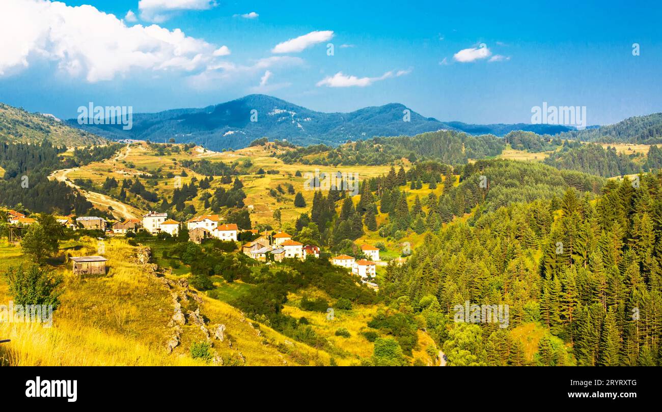 Village bulgare dans les montagnes des Rhodopes Banque D'Images