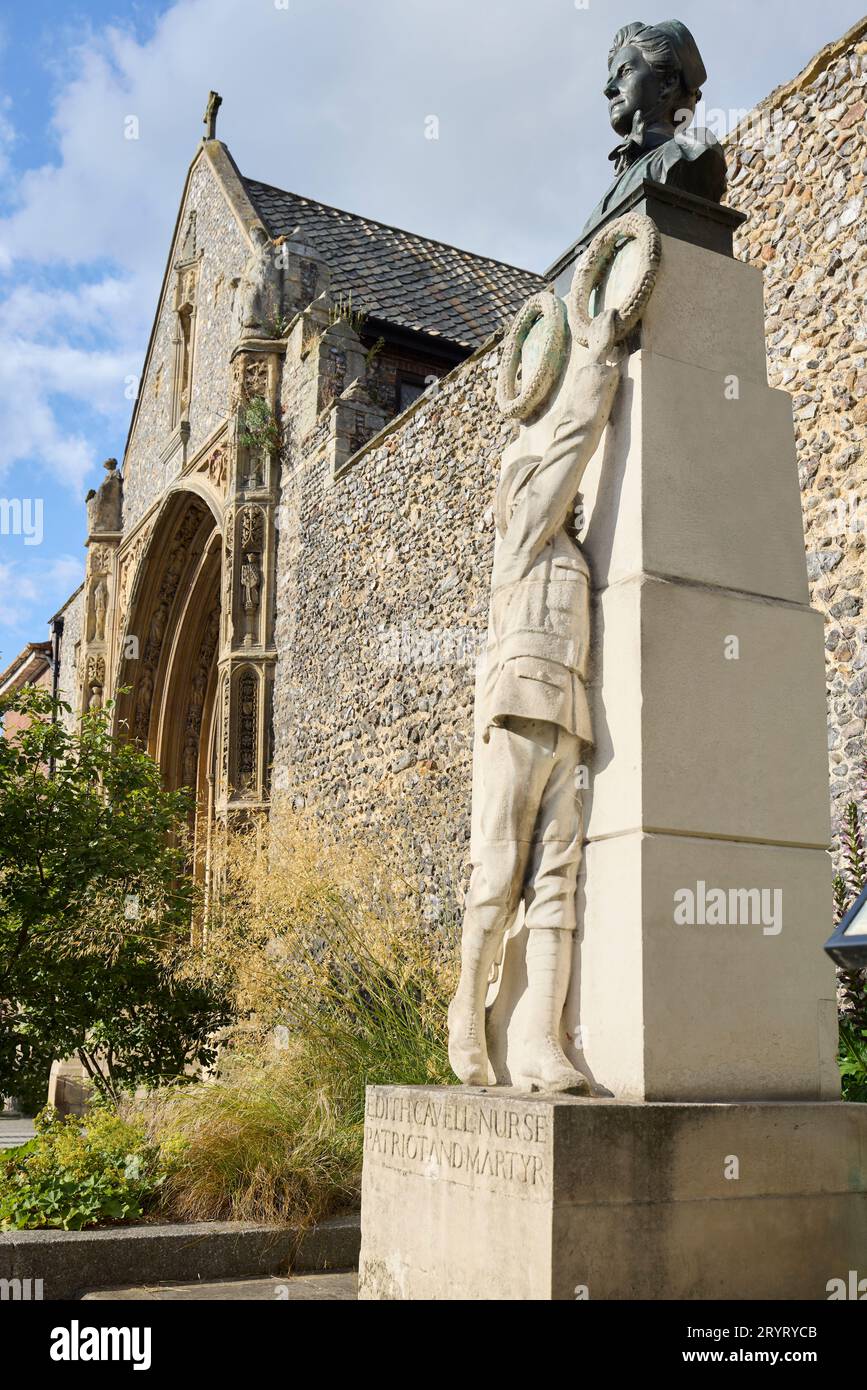 Statue commémorative de l'infirmière Edith Cavell à l'extérieur de la cathédrale de Norwich Norfolk Angleterre Royaume-Uni Banque D'Images