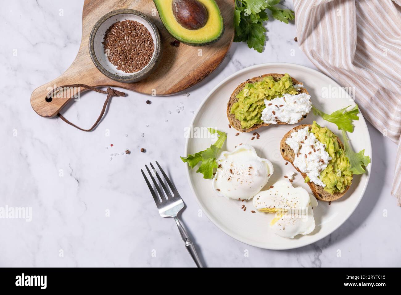 Petit déjeuner ou brunch de Pâques. Délicieux petit déjeuner ou collation - oeuf poché et fromage à la crème toast pain de seigle entier, avocat sur Banque D'Images