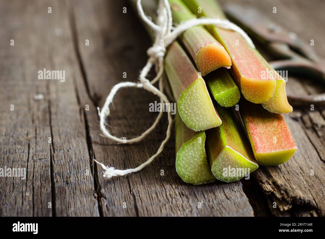 Tiges de rhubarbe fraîches sur fond de bois ancien Banque D'Images