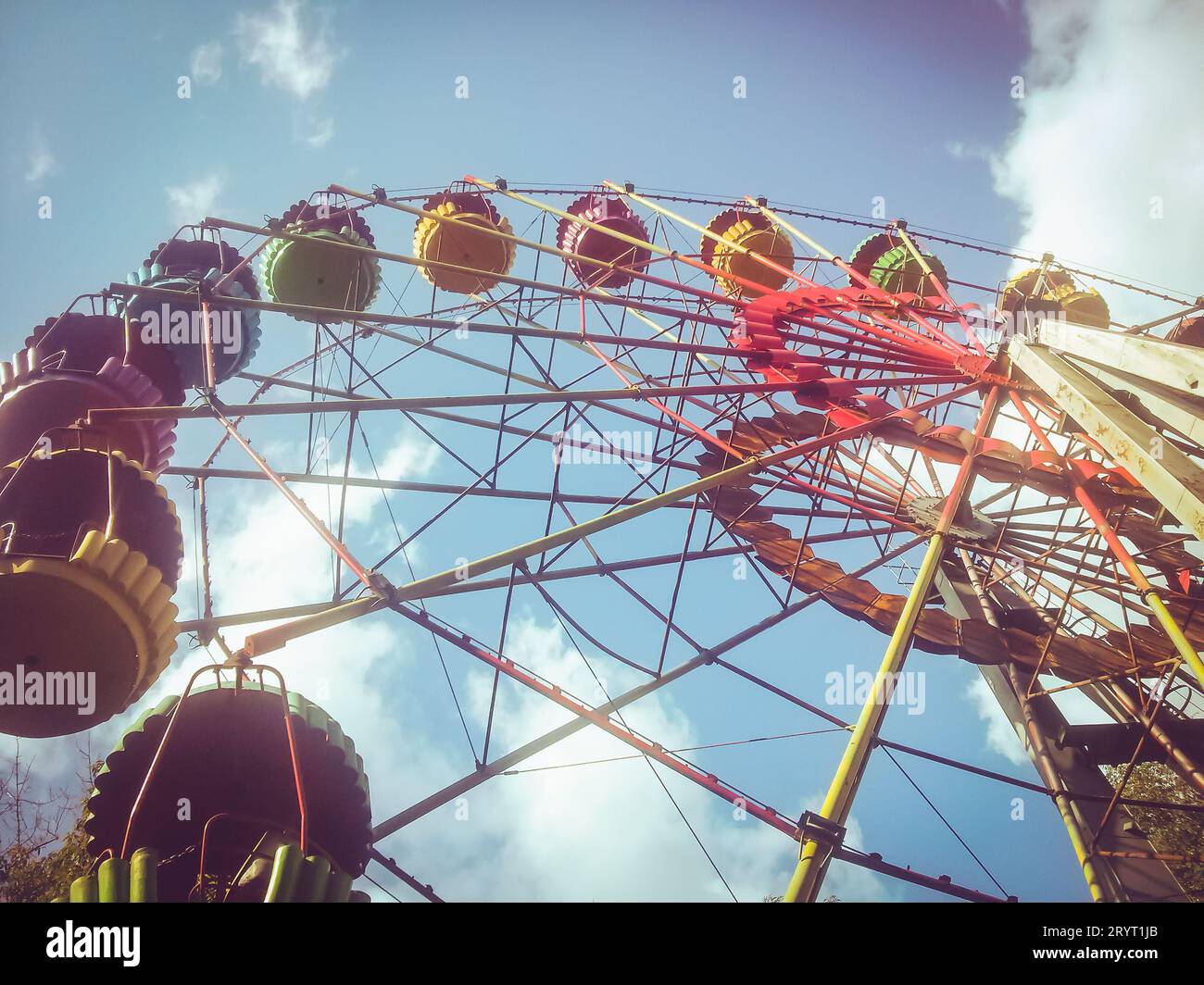 Retro Ferris roue sur un fond de ciel bleu, photo mobile Banque D'Images