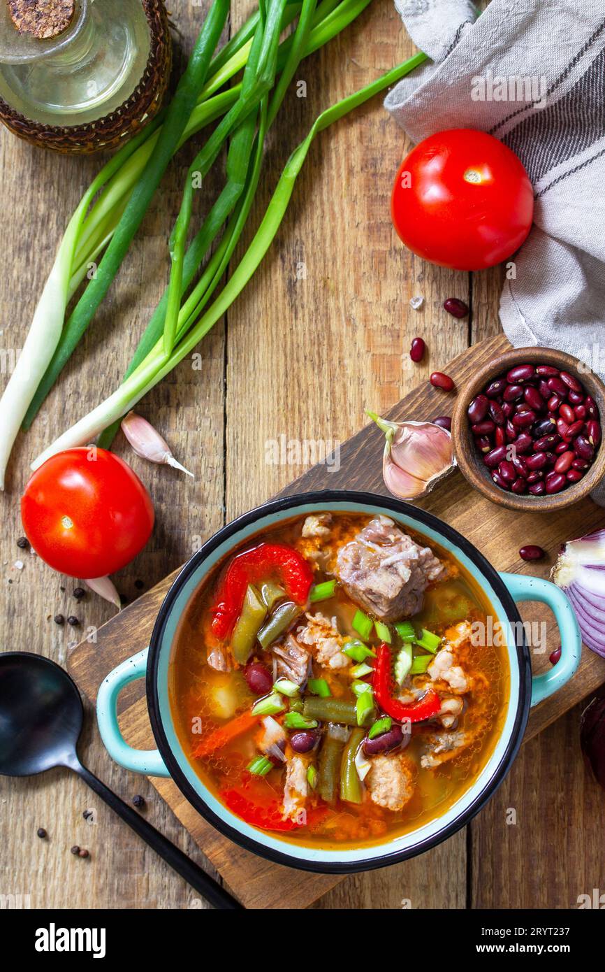 Soupe traditionnelle anglaise épaisse avec bœuf, haricots et légumes sur une table en bois.Dîner chaud ou déjeuner.Plan d'étapage avec vue de dessus. Banque D'Images