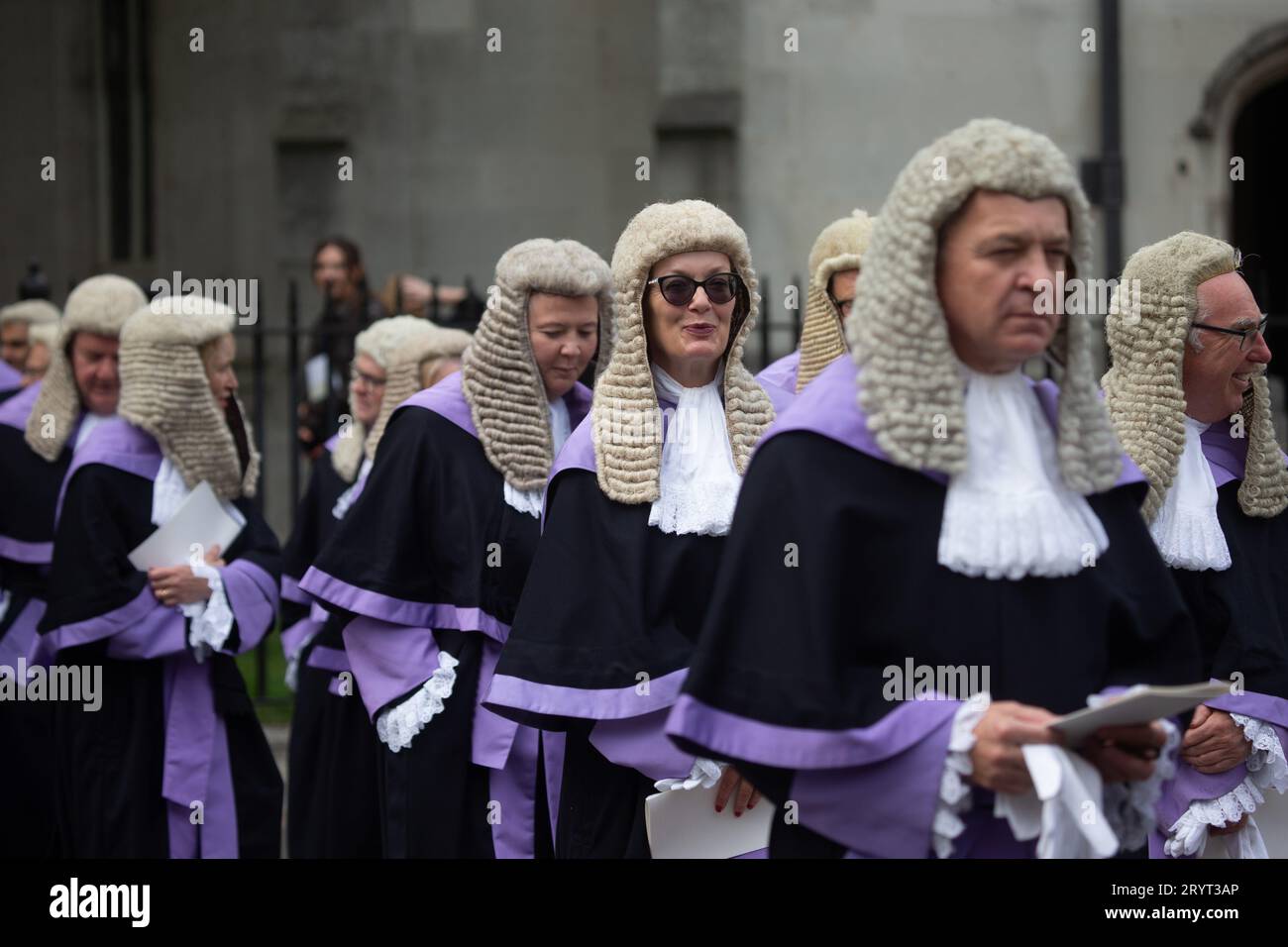 Londres, Angleterre, Royaume-Uni. 2 octobre 2023. Des membres de la profession juridique sont vus quitter Westminster Abbey après le service annuel des juges marquant l'ouverture de l'année juridique. (Image de crédit : © Tayfun Salci/ZUMA Press Wire) USAGE ÉDITORIAL SEULEMENT! Non destiné à UN USAGE commercial ! Crédit : ZUMA Press, Inc./Alamy Live News Banque D'Images