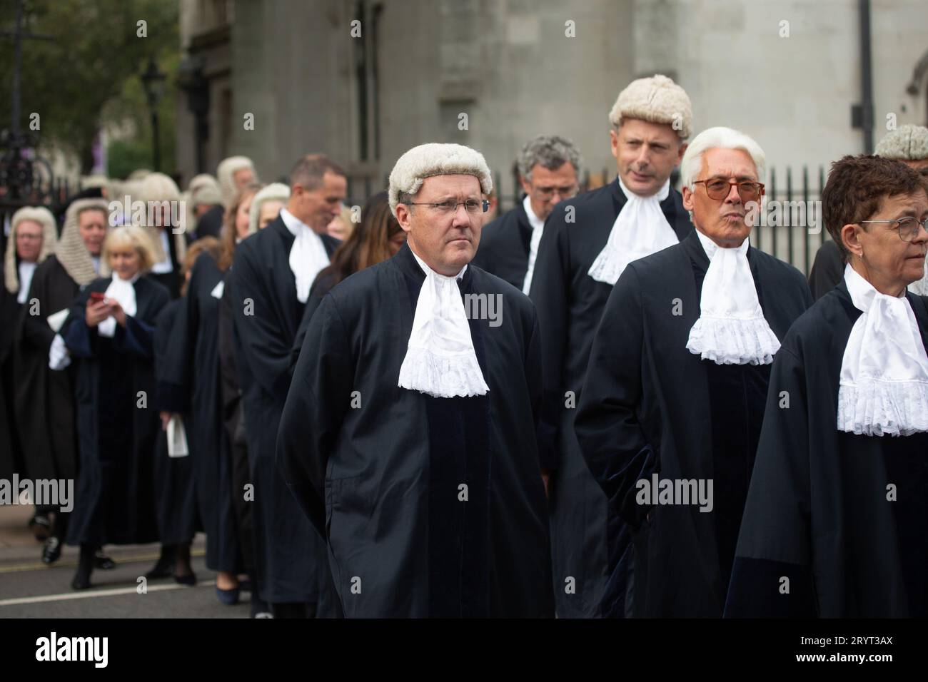 Londres, Angleterre, Royaume-Uni. 2 octobre 2023. Des membres de la profession juridique sont vus quitter Westminster Abbey après le service annuel des juges marquant l'ouverture de l'année juridique. (Image de crédit : © Tayfun Salci/ZUMA Press Wire) USAGE ÉDITORIAL SEULEMENT! Non destiné à UN USAGE commercial ! Crédit : ZUMA Press, Inc./Alamy Live News Banque D'Images