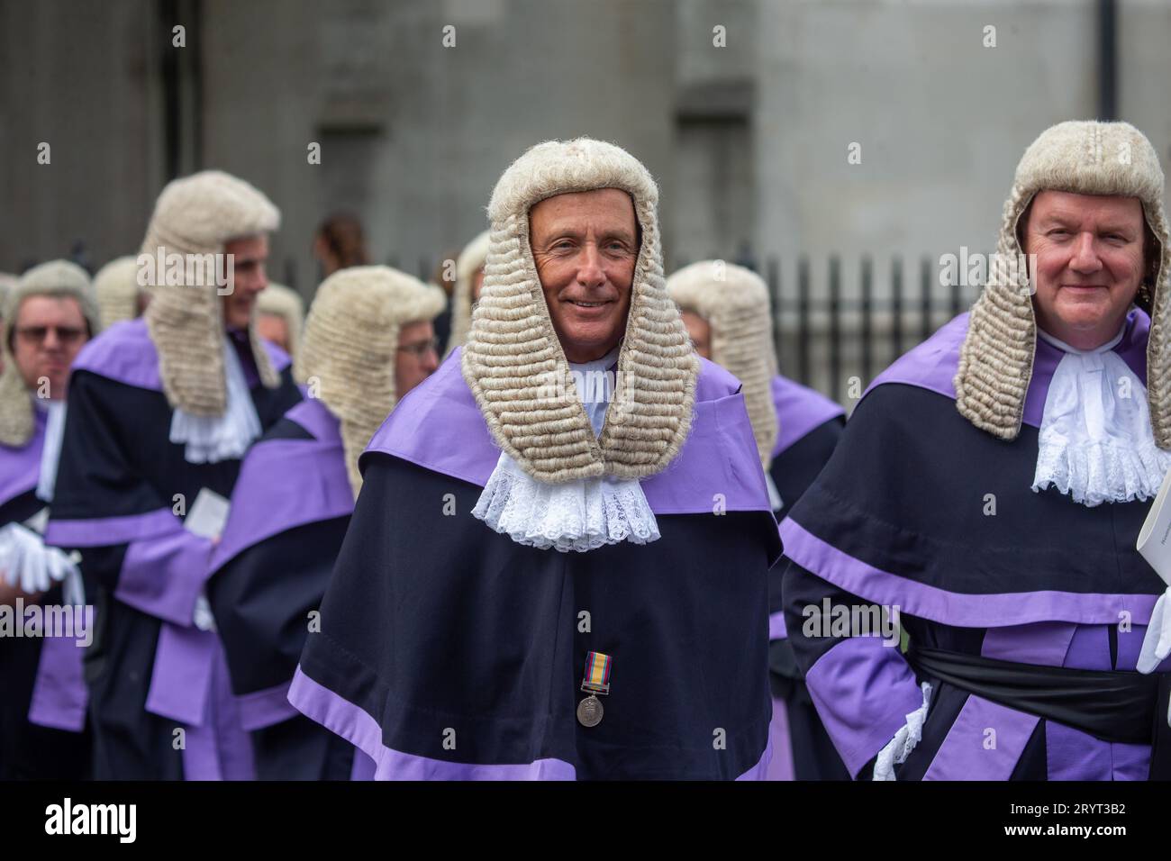 Londres, Angleterre, Royaume-Uni. 2 octobre 2023. Des membres de la profession juridique sont vus quitter Westminster Abbey après le service annuel des juges marquant l'ouverture de l'année juridique. (Image de crédit : © Tayfun Salci/ZUMA Press Wire) USAGE ÉDITORIAL SEULEMENT! Non destiné à UN USAGE commercial ! Crédit : ZUMA Press, Inc./Alamy Live News Banque D'Images