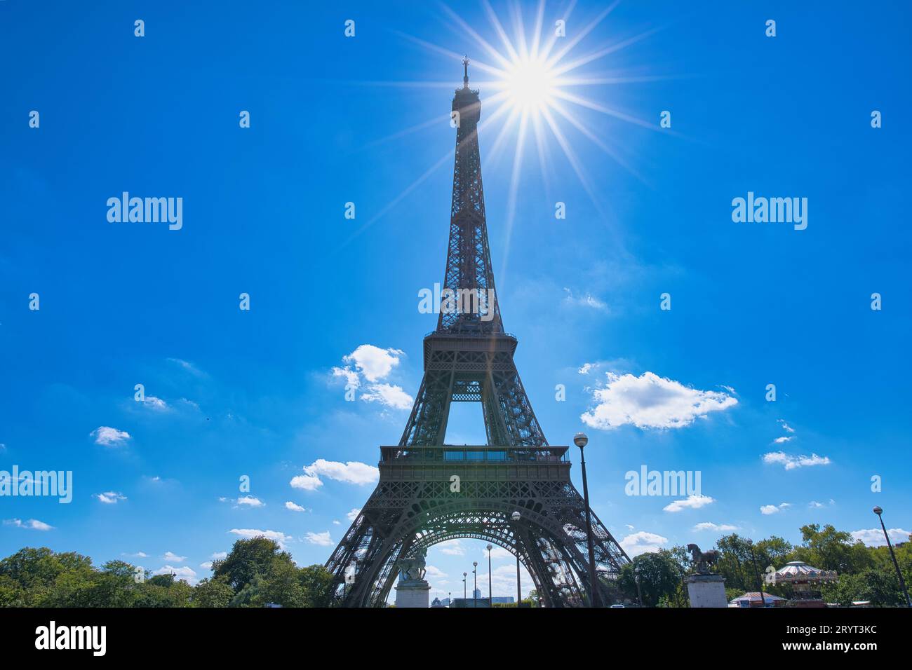 France, Paris 20.08.2023 la tour Eiffel est une tour en treillis en fer forgé située sur le champ de Mars à Paris, en France. Nommé Gustave Eiffel, construit de 1887 à Banque D'Images