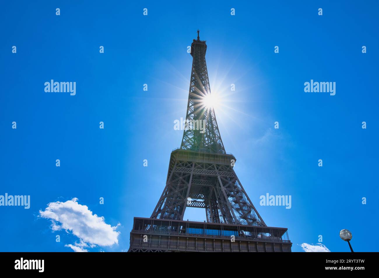 France, Paris 20.08.2023 la tour Eiffel est une tour en treillis en fer forgé située sur le champ de Mars à Paris, en France. Nommé Gustave Eiffel, construit de 1887 à Banque D'Images