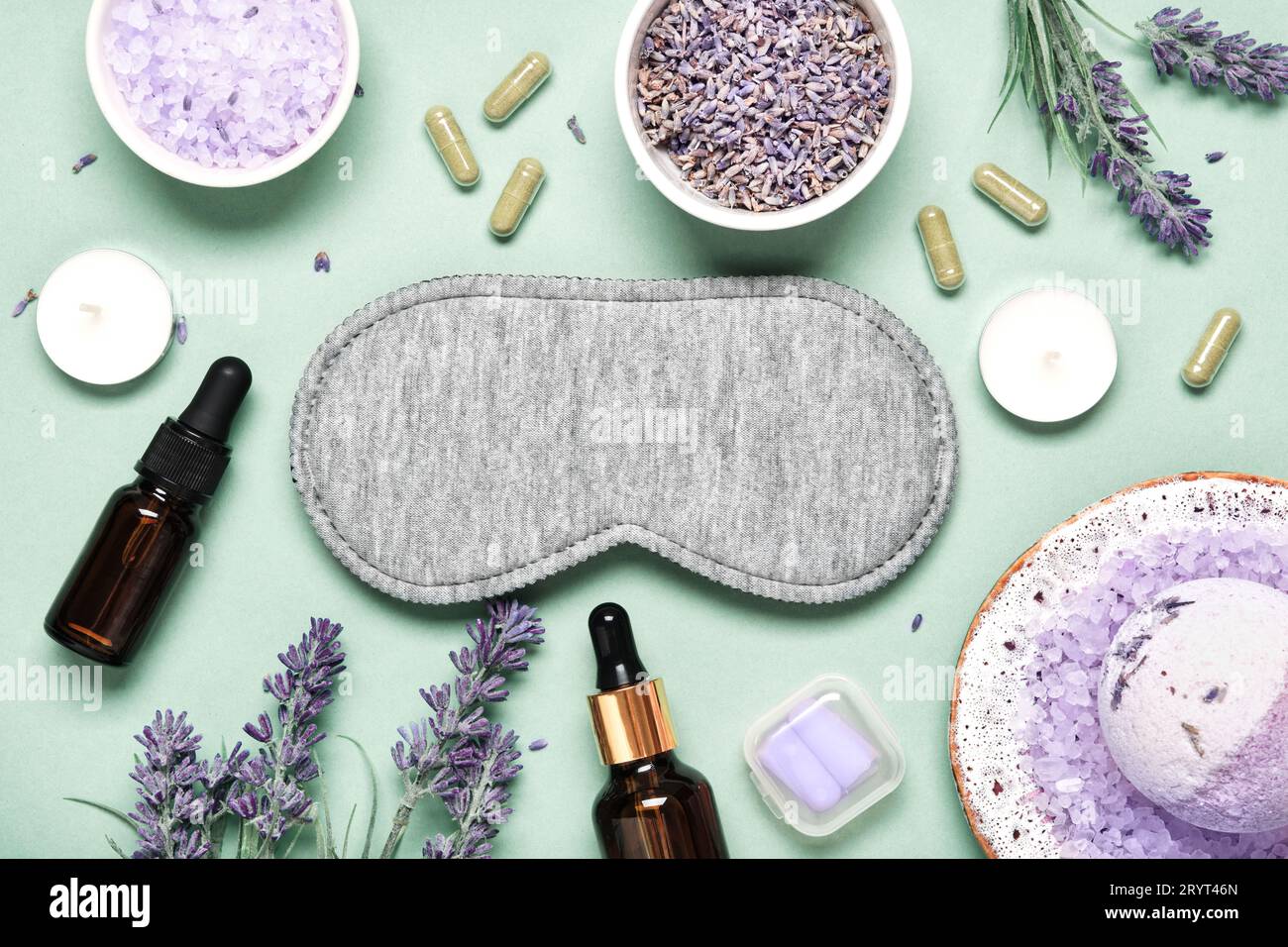 Masque de sommeil et produits lavande pour un sommeil sain sur fond textile. Concept sain de sommeil nocturne Banque D'Images