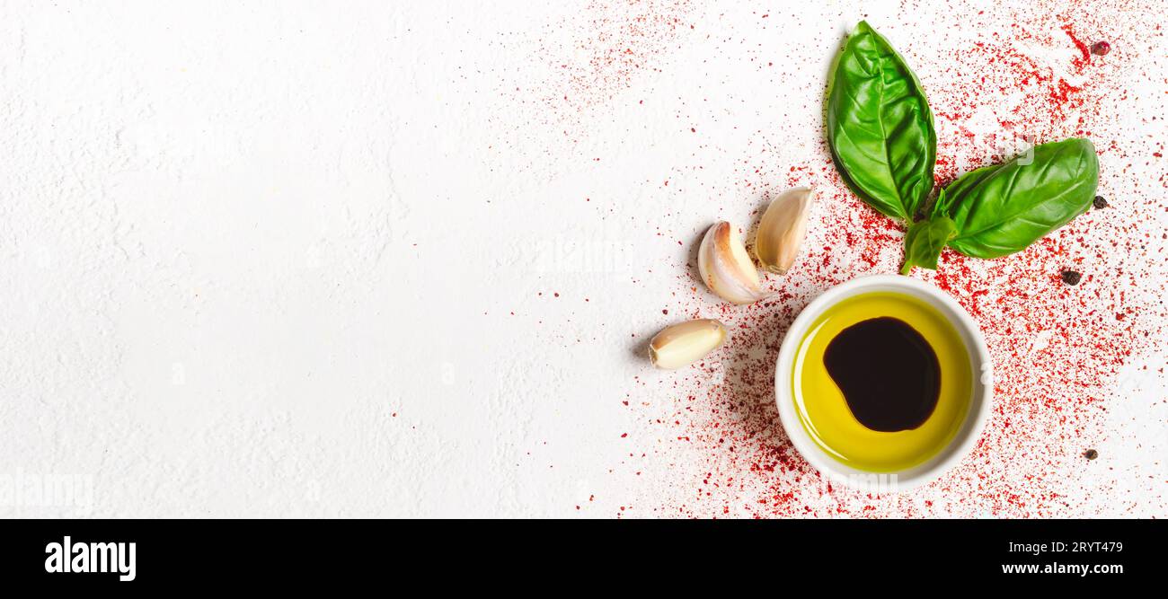 Huile d'olive et brin de basilic sur fond blanc Banque D'Images