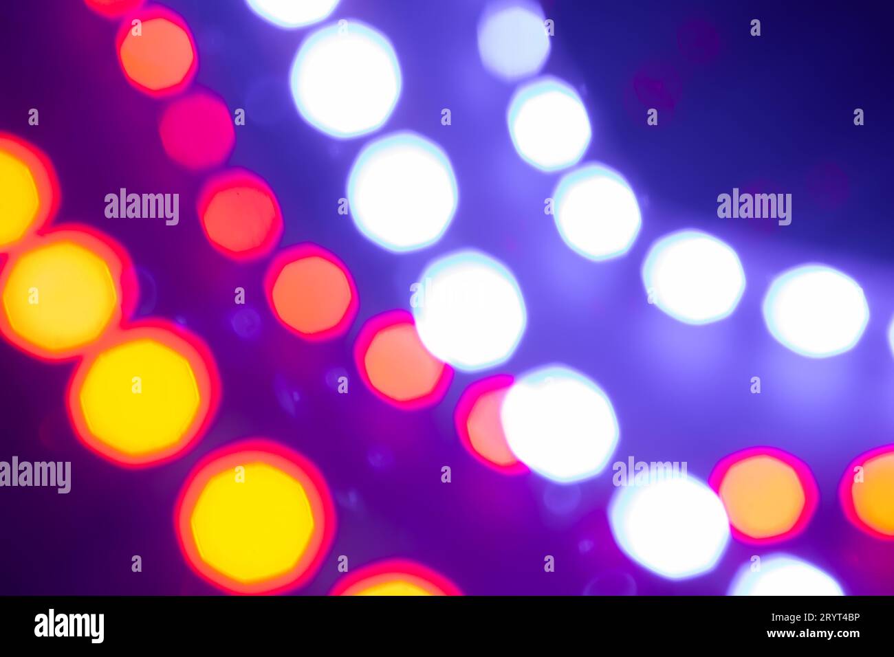 Lumières bokeh bleues brillantes. Fond d'hiver flou festif de couleurs des années 80 Banque D'Images