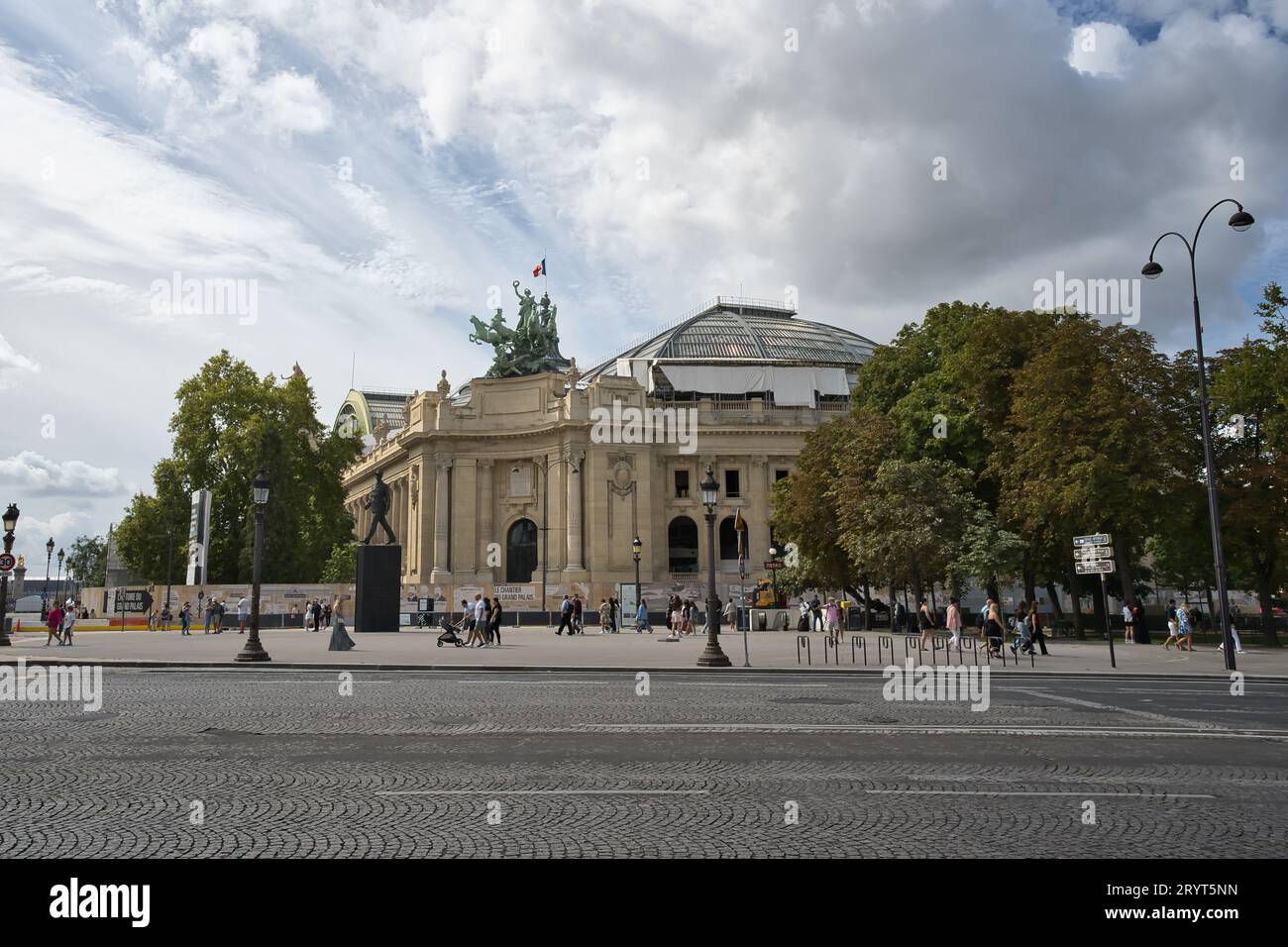 France, Paris 20.08.2023, le Grand Palais est un monument symbolique de Paris. Construit pour l'exposition universelle de 1900, c'est un lieu d'exposition unique. L'imm Banque D'Images