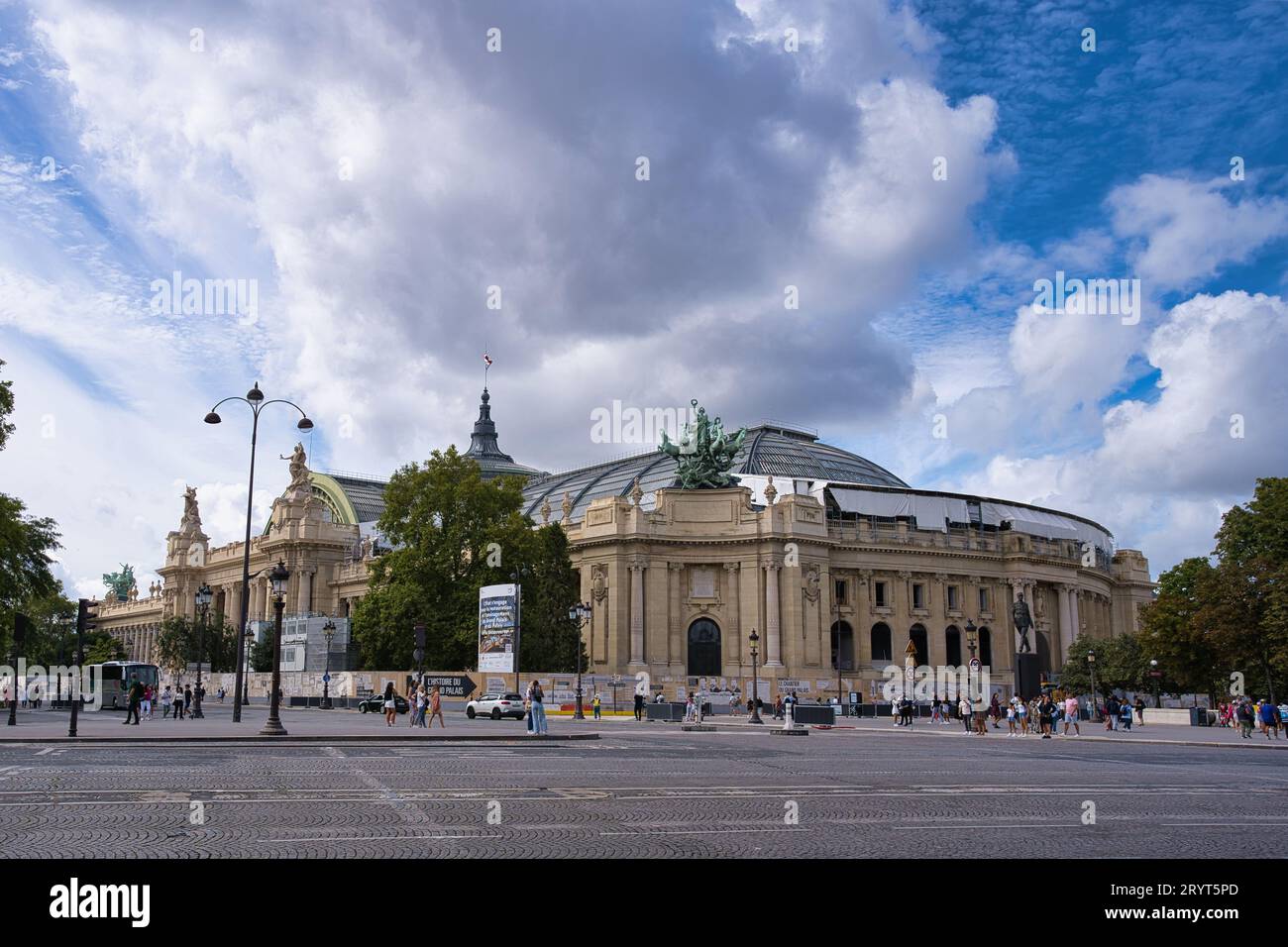 France, Paris 20.08.2023, le Grand Palais est un monument symbolique de Paris. Construit pour l'exposition universelle de 1900, c'est un lieu d'exposition unique. L'imm Banque D'Images