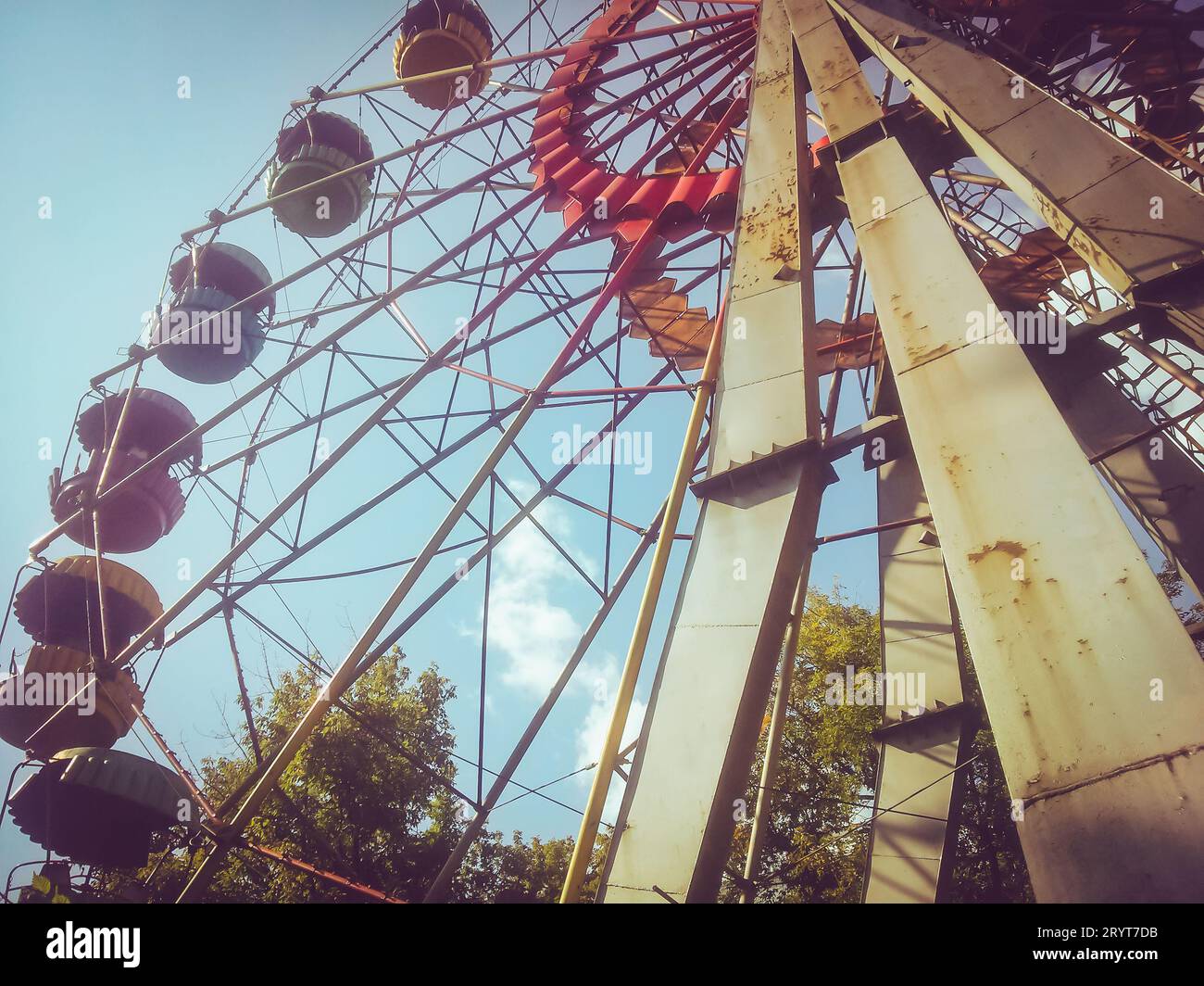Retro Ferris roue sur un fond de ciel bleu, photo mobile Banque D'Images